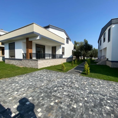 ALTINOLUK NARLI MEVKİİNDE ZEYTİN BAHÇELERİ ARASINDA İKİZ VİLLALAR