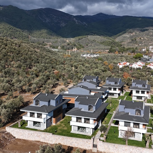 GÜRE DOĞANIN İÇİNDE HAVUZLU SİTEDE 3+1 VİLLA