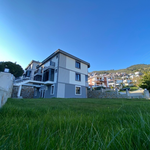 ALTINOLUK MERKEZDE 450 M2 ARSA İÇİNDE TRIPLEX EŞZİ MANZARALI VİLLALAR