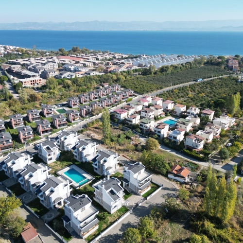 ALTINOLUK HAVUZLU SİTEDE 5+1 LÜKS VİLLALAR